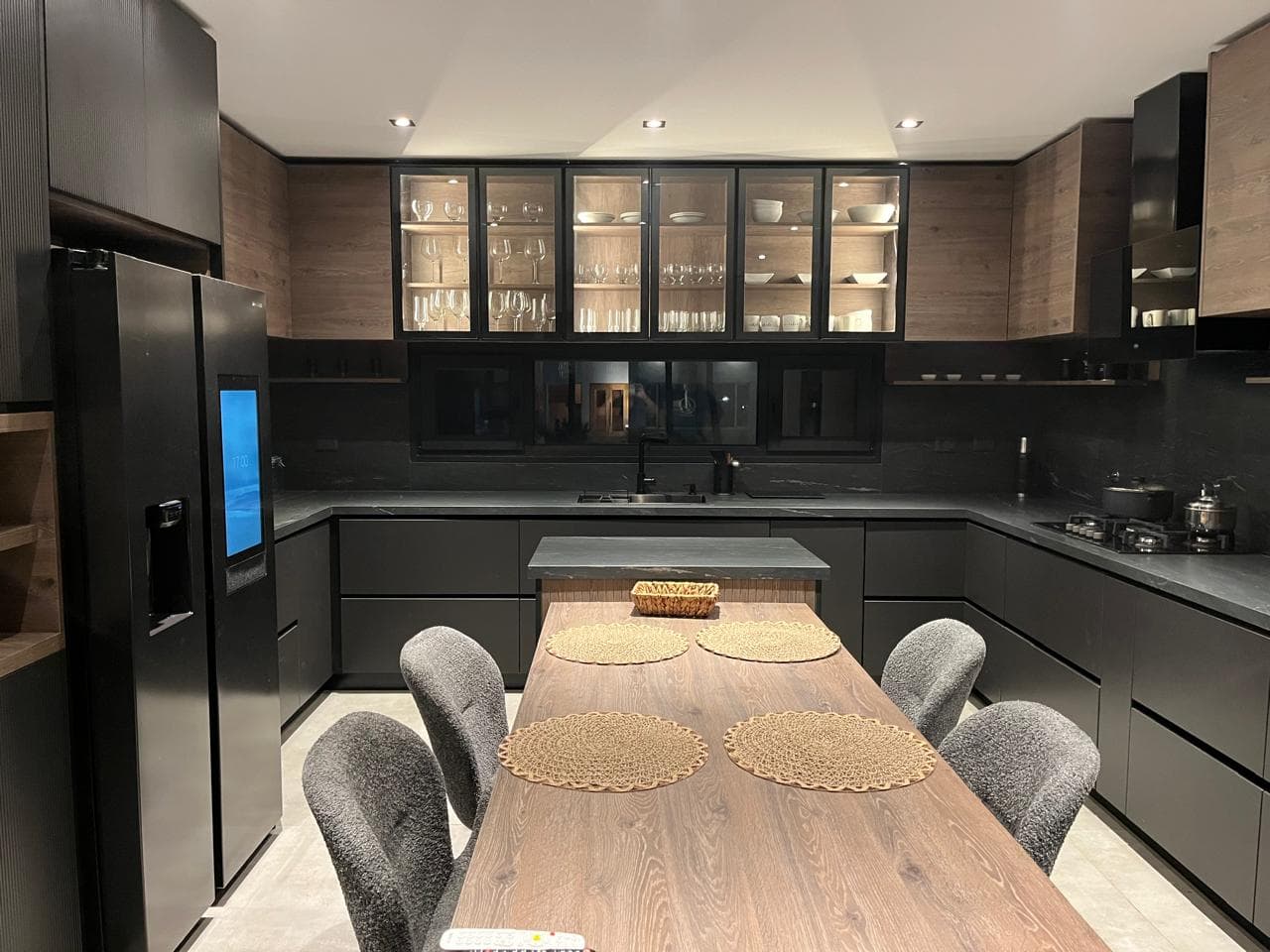 Cocina a medida en grafito y madera — BRYCA Mobiliario